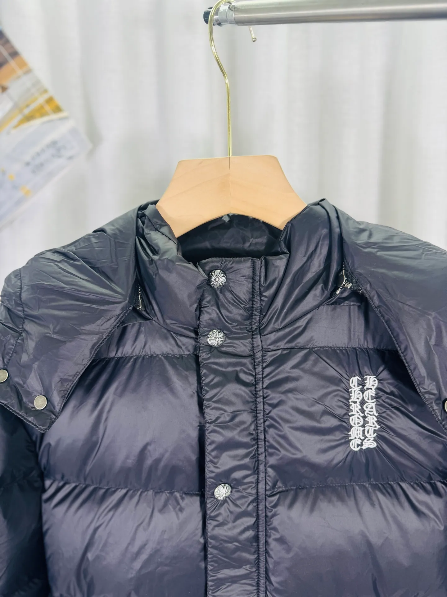 P800 top version 🐮 Real shot without P, ​​different from market products] Chrome Hearts ❄️ Winter environmentally friendly down jacket series ❄️ Chrome Hearts dark pattern series hooded down jacket is available at the counter at the same time ❤ The hood is detachable! The hat is removable and can be worn on both sides. The best Guangzhou national standard 90 velvet on the market! ! The world’s highest fluffiness of 900D! ! High standard and sufficient down filling! ! Exterior windproof and waterproof dark-grain custom fabric, interior high-grade dark-grain lining fabric to prevent lint, original hardware molding, fine craftsmanship details, casual or formal wear ✨ Slim-fitting and not bulky Recommended color: Customized matte black series Code numbers: S, M, L, XL